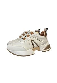 Sneaker bianchi con accenti metallici dorati e dettagli marroni. Presentano una parte superiore testurizzata, punta arrotondata e un design della suola robusto.