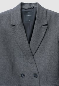 Grau strukturierter Blazer mit Reverskragen, doppelter Knopfleiste und zwei großen schwarzen Knöpfen. Beschriftet mit "CALLIOPE", Größe S.