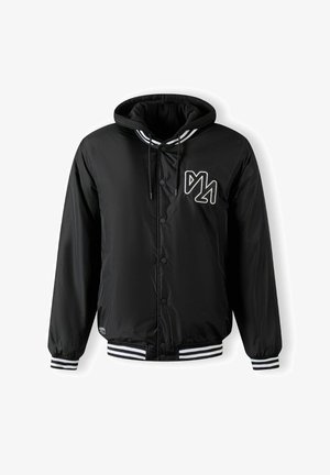 Jachetă neagră cu glugă, butoni snap și accente albe cu dungi pe manșete și tiv. Prezintă un logo alb pe piept.