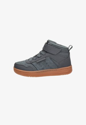 Grijze hoge Skechers sneaker met veters aan de voorkant, klittenbandsluiting, gevoerde kraag en bruine rubberen zool.