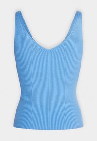 Světlomodrý žebrovaný top bez rukávů s hlubokým V-výstřihem a přiléhavým střihem. Materiál je texturovaný, což zvýrazňuje celkový tvar.