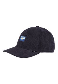 Căciulă din corduroy de culoare bleumarin închis, cu cozoroc curbat, având un patch cu un logo de munte albastru și galben pe partea din față și un mic eticheta a brandului pe lateral.