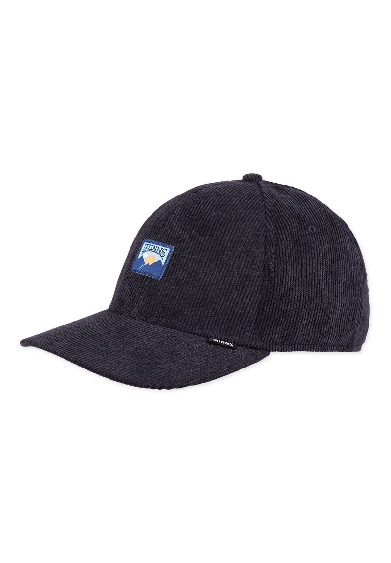 Căciulă din corduroy de culoare bleumarin închis, cu cozoroc curbat, având un patch cu un logo de munte albastru și galben pe partea din față și un mic eticheta a brandului pe lateral.