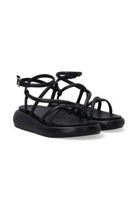 Schwarze Sandalen mit mehreren überkreuzten Riemen, einem hinteren Knöchelriemen mit Schnalle und einer dicken Plattformsohle für zusätzlichen Komfort. Mit glatter, matter Oberfläche.