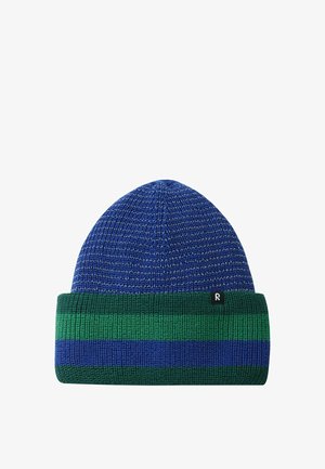 Szydełkowana czapka w kolorze niebieskim z zielono-niebieskim paskiem na rękawie. Posiada teksturowaną tkaninę oraz małą metkę z logo na rękawie.
