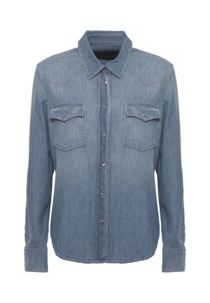 Camicia in denim blu a maniche lunghe con bottoni a pressione, colletto appuntito e due tasche frontali con patta e chiusura con bottone.