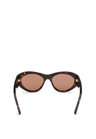 Kat-øje-solbriller med skildpaddeskal-mønster, brune tonede linser og buede stænger, vist forfra på en hvid baggrund.