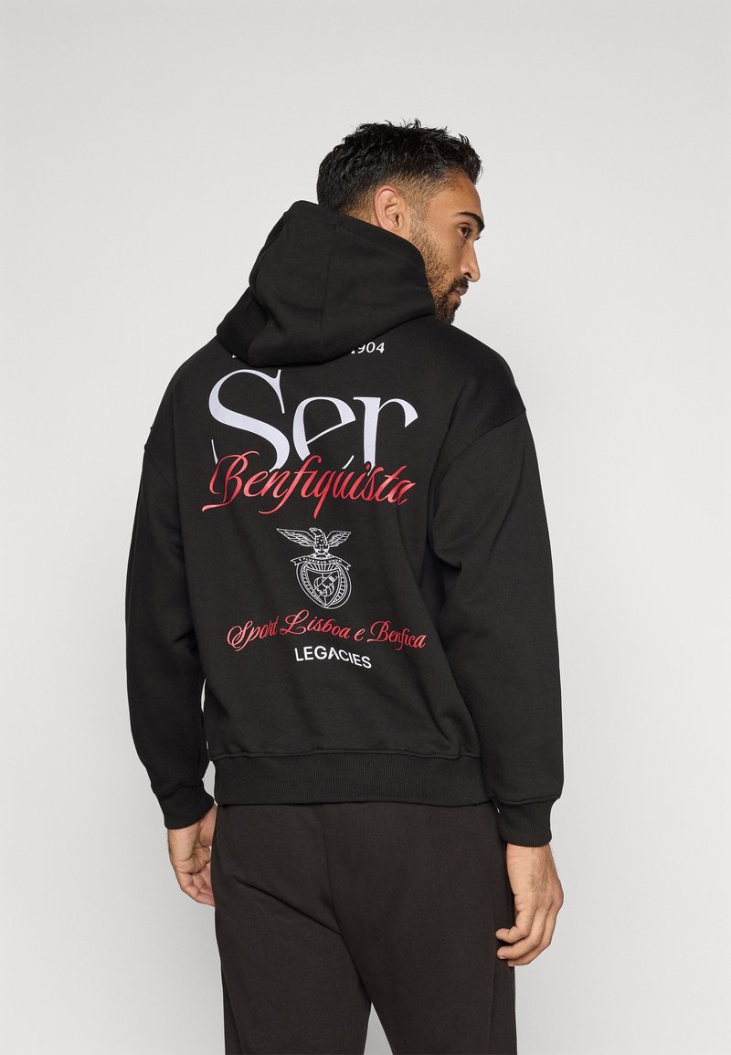 Black hooded sweatshirt with a large white and red graphic text "Ser Benfiquista" on the back, featuring a logo and date 1904.