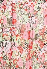 Tessuto floreale con una varietà di fiori rosa, rossi e verdi su uno sfondo chiaro; design a plissettatura con una texture liscia.