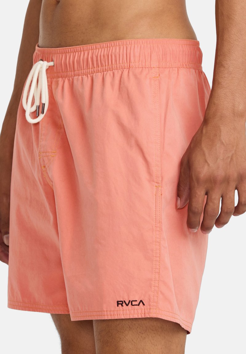 Shorts de bain pour hommes en corail clair, featuring une taille élastique avec cordon de serrage, des poches latérales et un logo RVCA en noir. Texture de tissu lisse.