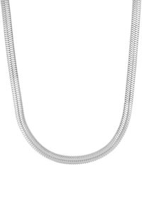 Collar de cadena de serpiente de metal plateado con un diseño flexible, que presenta segmentos interconectados que reflejan la luz y crean una textura suave.