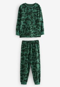 Grøn camouflage langærmet skjorte og matchende bukser med elastisk talje og manchetter, lagt fladt på en hvid baggrund.