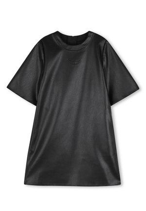Robe noire en simili cuir à manches courtes avec col rond et motif embossé subtil près de la poitrine, posée à plat sur fond blanc.
