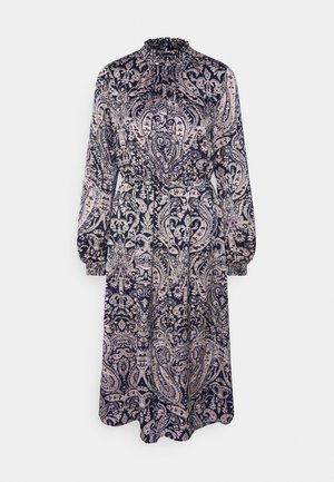 Robe à manches longues à motifs en bleu marine et crème clair, avec un col montant, une taille froncée et un design fluide agrémenté de motifs paisley complexes.