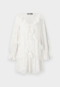 Λευκό φόρεμα με ρυάκι στον λαιμό και στο στρίφωμα, μακριά μανίκια με συγκεντρωμένα μανσέτα και υφή λουλουδιών σε όλη την επιφάνειά του.