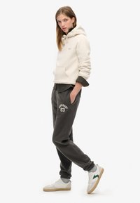 Superdry & Co ESSENTIALS BOYFRIEND czarny