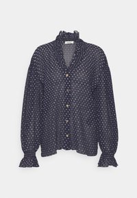 Blouse bleu marine transparente avec un col à volants, une fermeture boutonnée à l'avant et des manches longues avec des poignets à volants ; présente un motif blanc délicat.