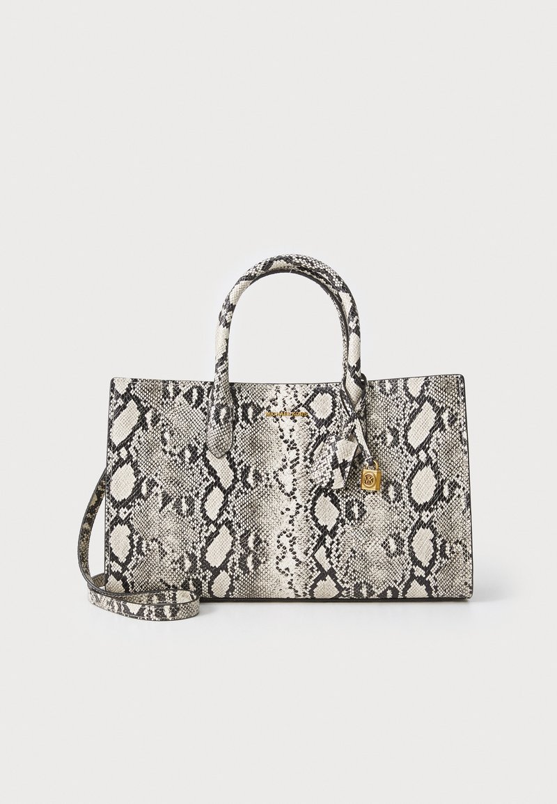 Sac à main en imprimé serpent noir et blanc. Texture lisse, forme structurée, doubles poignées, bandoulière amovible et accents en doré.
