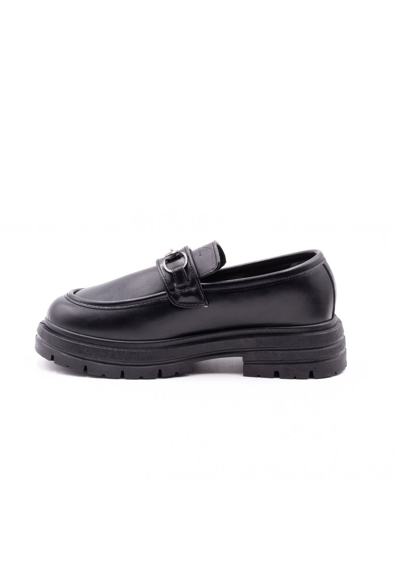 Zwarte leren loafer met een brede band en gespdetail, voorzien van een dikke, robuuste zool en een gladde, gepolijste uitstraling.