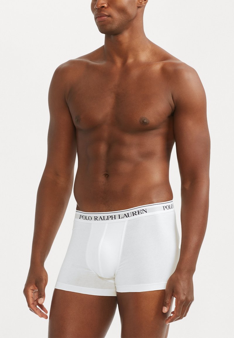 Weiße Boxerbriefs mit einem schwarzen "POLO RALPH LAUREN"-Logo am Bund, hergestellt aus einem glatten Baumwollmischgewebe.