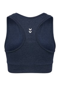 Marinblå sportbh med racerback-design, strukturerad tyg och en silvrig chevron-logotypdetalj på baksidan. Slät midjeband och figurnära passform.