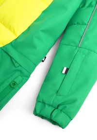 Groene en gele pufferjack met een glanzende afwerking, voorzien van ribgebreide manchetten, een ritszak en een stervormige knopdetail.