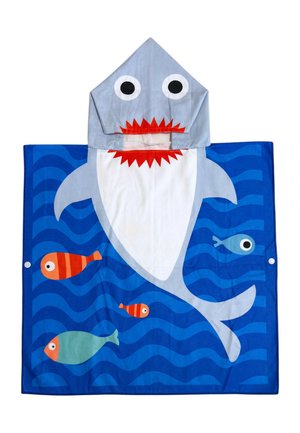 Dziecięcy ręcznik z kapturem zaprojektowany jako szary rekin z dużymi oczami i czerwonymi zębami na niebieskim, falującym tle z kolorowymi rybkami.