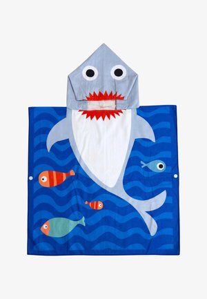 Toalla con capucha para niños diseñada como un tiburón gris con ojos grandes y dientes rojos sobre un fondo azul con ondas y peces de colores.