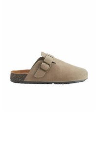 Sabots en suède marron à enfiler avec une boucle sur le côté, dotés d'une semelle noire texturée avec des accents mouchetés, offrant un design minimalist.