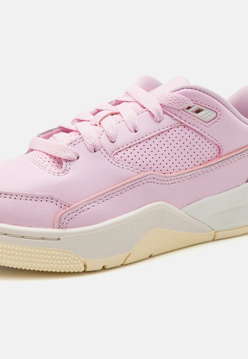 Baskets en cuir rose avec des accents texturés et des détails perforés. Lacets plats et semelle blanche contrastante avec un motif subtil.