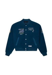 Marineblauwe varsityjack met ribgebreide mouwen, knopen aan de voorkant, en logo's met de tekst "75 50 Jaar Vliegen" en "Slechts Sommigen Zijn Geboren om te Vliegen."