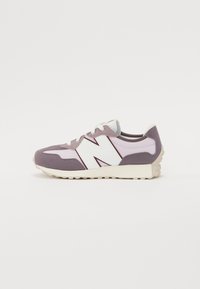 Lys lilla sneakers med et teksturert stoffoverdel, hvite detaljer og en robust gummisåle. Har et fremtredende "N"-logo på siden.