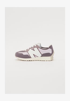 Adidași de culoare mov deschis, cu un upper din material texturat, accente albe și o talpă din cauciuc rezistent. Prezintă un logo "N" proeminent pe lateral.