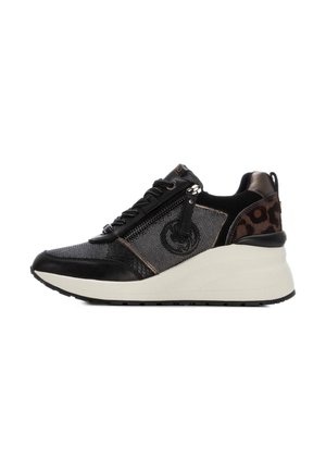 Trainers - black