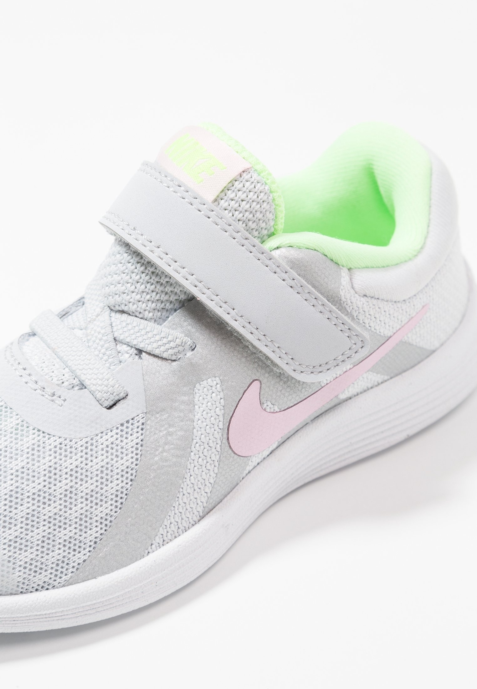 nike revolution 4 platinum pink