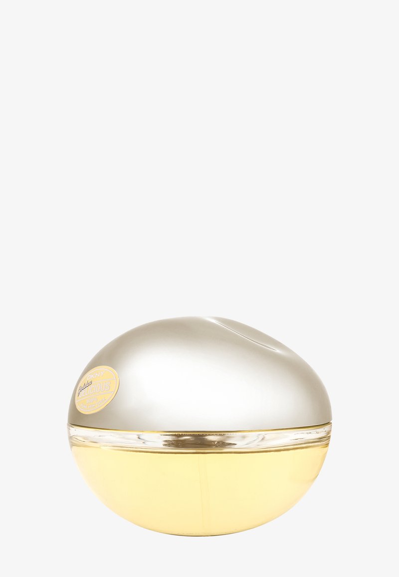 Botella de perfume redonda con tapa metálica plateada y líquido amarillo translúcido en el interior, etiquetada como "DKNY Golden Delicious."