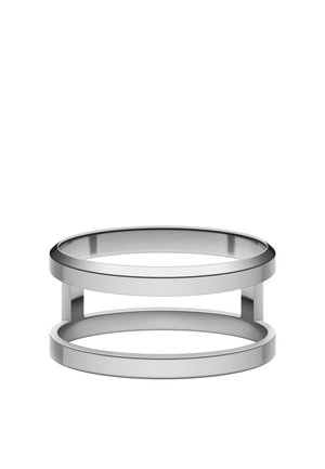 Ümmargune metallist ehtepuu, millel on poleeritud hõbedane viimistlus. Omab kahte horisontaalset rõngast ja vertikaalseid toike stabiilsuse tagamiseks.