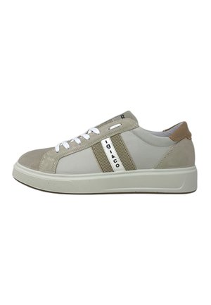 Sneaker basse beige e panna con lacci bianchi, striscia laterale texturizzata e toppa marrone sul tallone su una suola spessa bianca.