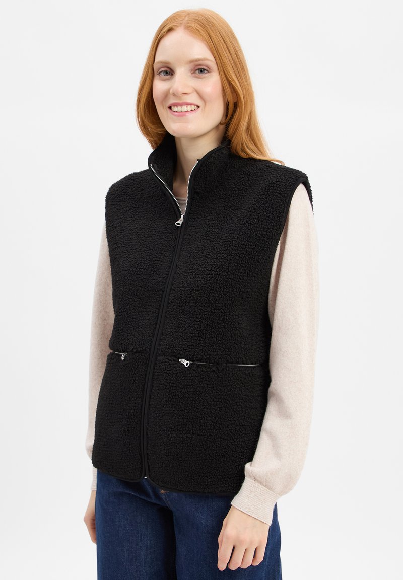 Zwarte fleece vest met een hoge kraag, rits voorkant en twee ritszakken. Geribbelde oppervlakte en mouwloos ontwerp.