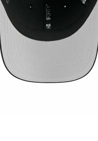Schwarze und graue Kappe mit flachem Schirm, strukturiertem Design und kontrastierenden Nähten. Besitzt ein Logo auf der Unterseite des Schirms.