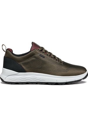Baskets pour hommes avec une tige en mesh vert olive, des accents bordeaux, un talon noir et une semelle blanche rembourrée avec une semelle extérieure noire texturée.
