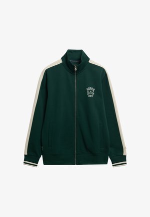 Sudadera verde con cremallera y rayas blancas en los hombros, con bolsillos delanteros. Presenta puños acanalados y un logo en el pecho. Textura de tela suave.