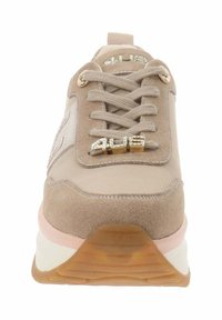 Zapatilla beige con una mezcla de gamuza y malla, cordones planos, herrajes en tono dorado y una suela de goma rosa. Presenta acentos brillantes en la lengüeta.