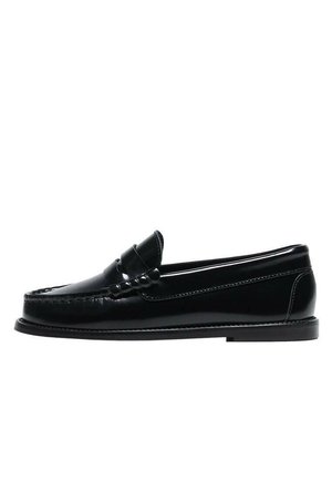 Sort læder penny loafer med syede detaljer, lav hæl og rund tå, vist fra siden på en hvid baggrund.