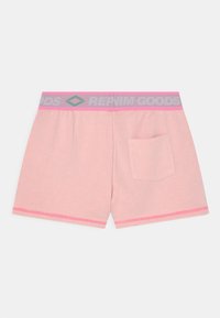 Rosa Baumwollshorts mit einem grauen und rosa Logo-Bund, ausgestattet mit einer Gesäßtasche und kontrastierenden Nähten entlang des Saums.