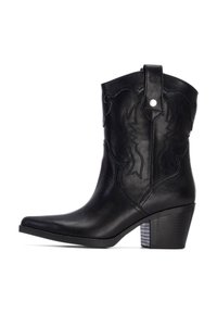 Stivale da cowboy in pelle nera con punta affusolata, cuciture decorative e tacco impilato. Presenta un'asola sul retro per facilitare la calzata.