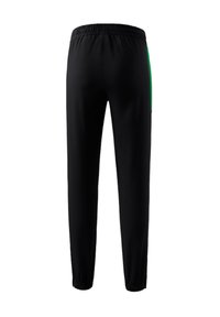 Pantalones atléticos negros con cintura ajustable, piernas cónicas y una franja verde a lo largo del costado. Textura de tela suave y lisa.