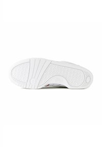 Semelle de sneakers blanche avec un motif texturé comprenant des points arrondis, des rainures horizontales et un accent circulaire près du talon.