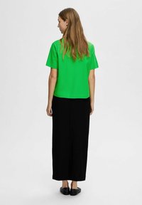 Selected Femme SLFESSENTIAL BOXY TEE - T-shirts basic - classic green