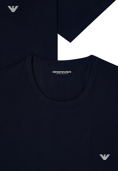 Granatowy bawełniany t-shirt z okrągłym dekoltem, krótkimi rękawami oraz białym logo Emporio Armani na piersi. Miękka, gładka faktura.